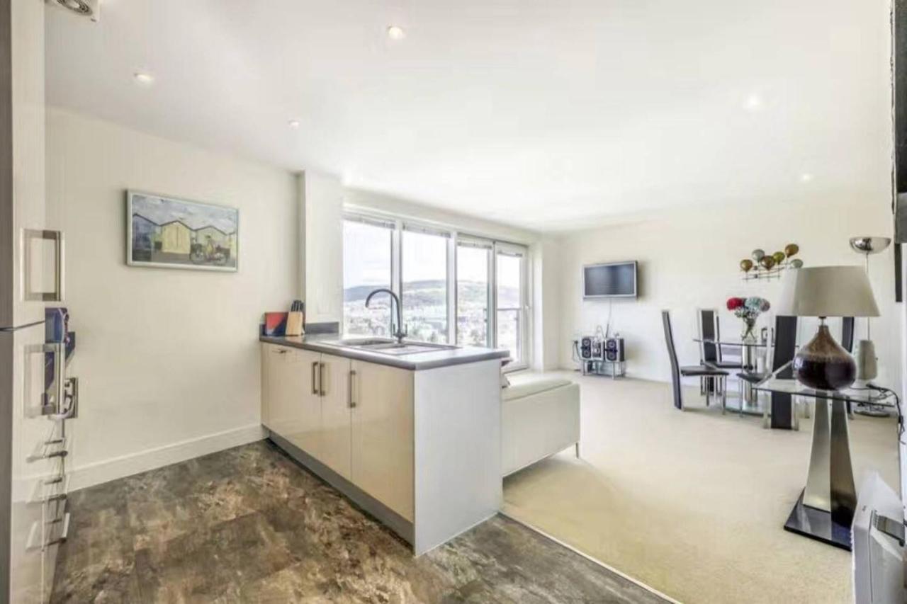 Apartamento Beach On The Doorstep Meridian Tower Marina Swansea Exterior foto