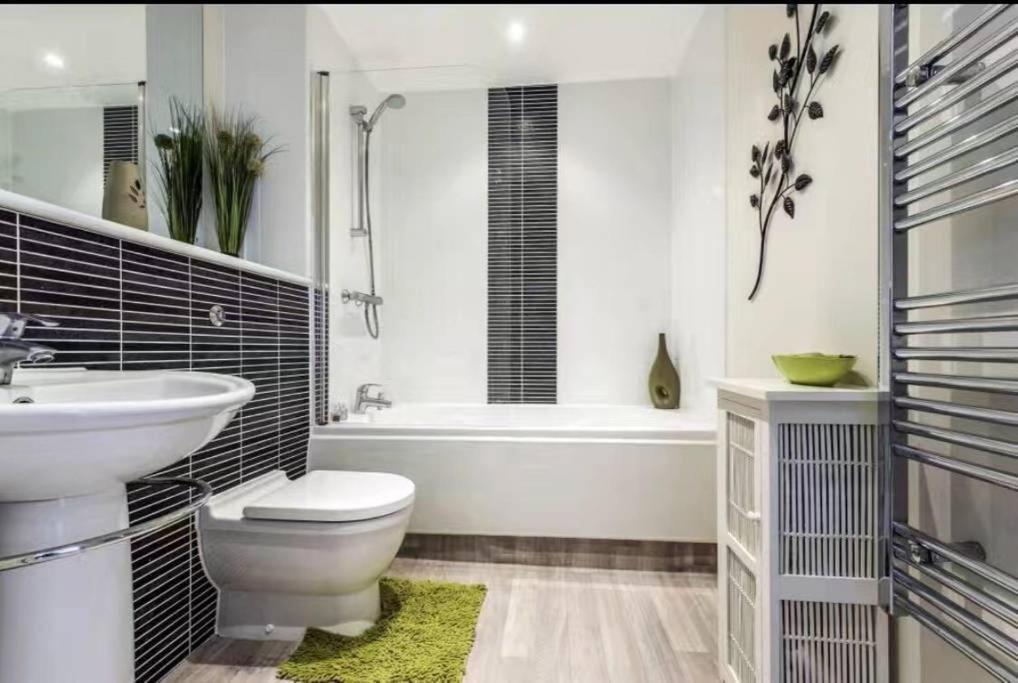Apartamento Beach On The Doorstep Meridian Tower Marina Swansea Exterior foto
