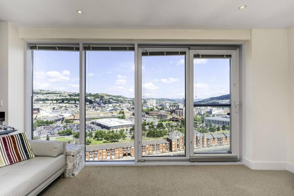 Apartamento Beach On The Doorstep Meridian Tower Marina Swansea Exterior foto