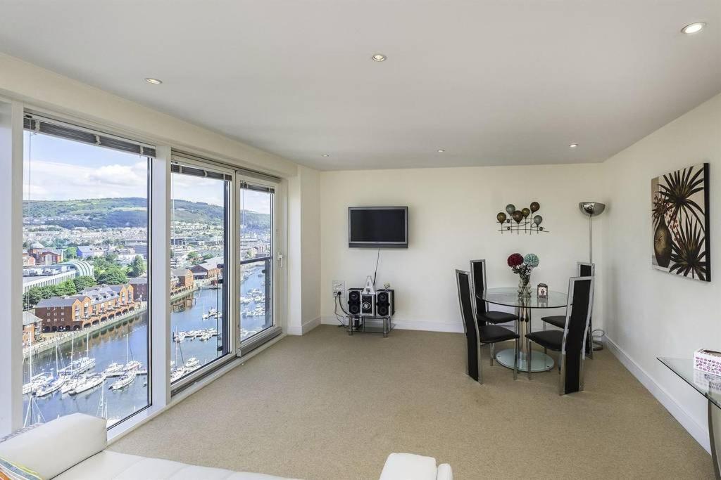 Apartamento Beach On The Doorstep Meridian Tower Marina Swansea Exterior foto