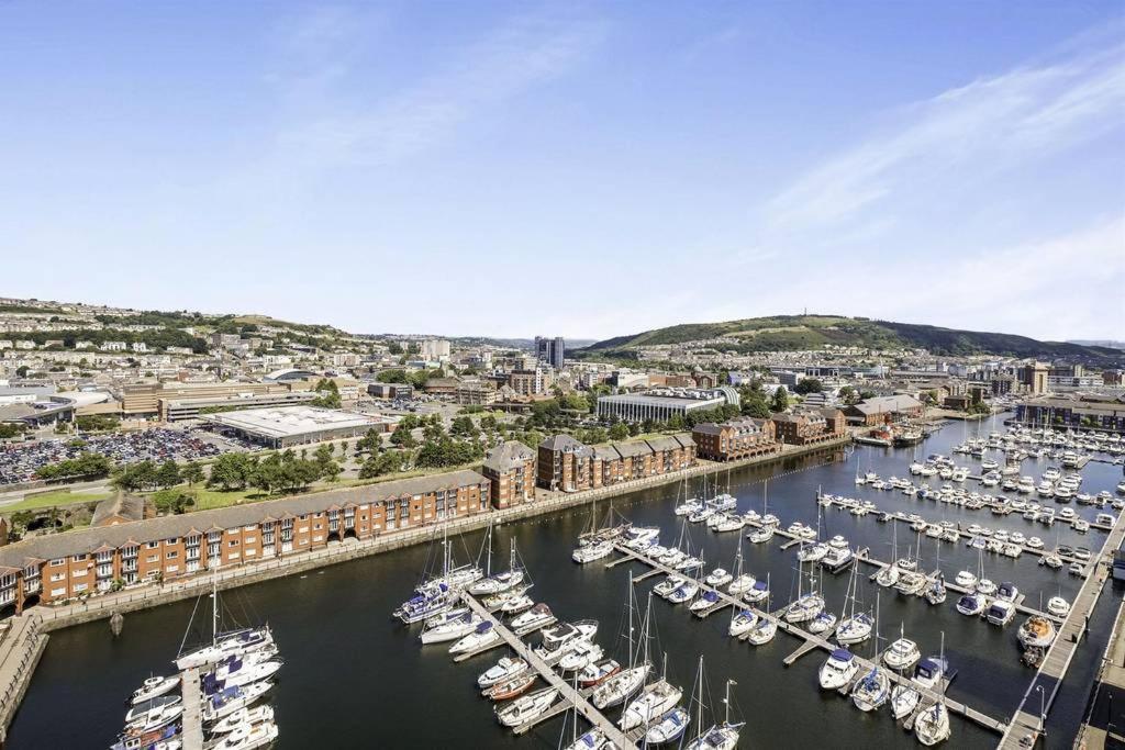 Apartamento Beach On The Doorstep Meridian Tower Marina Swansea Exterior foto