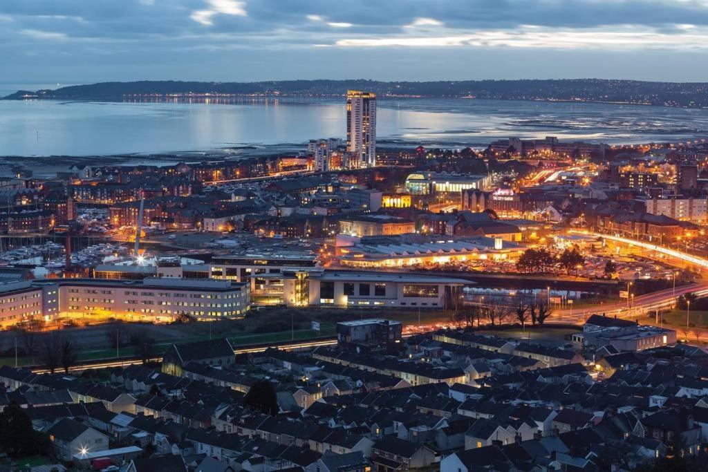 Apartamento Beach On The Doorstep Meridian Tower Marina Swansea Exterior foto