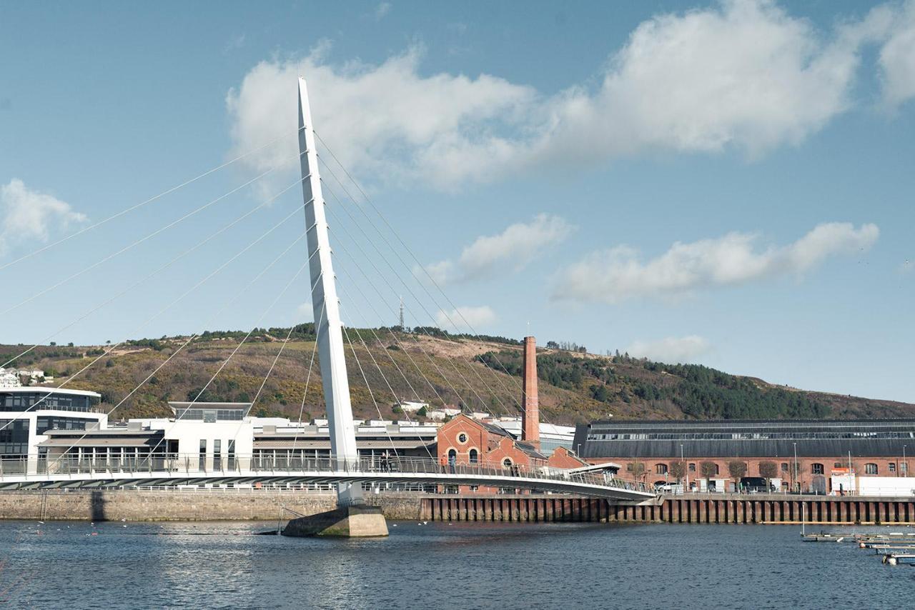 Apartamento Beach On The Doorstep Meridian Tower Marina Swansea Exterior foto