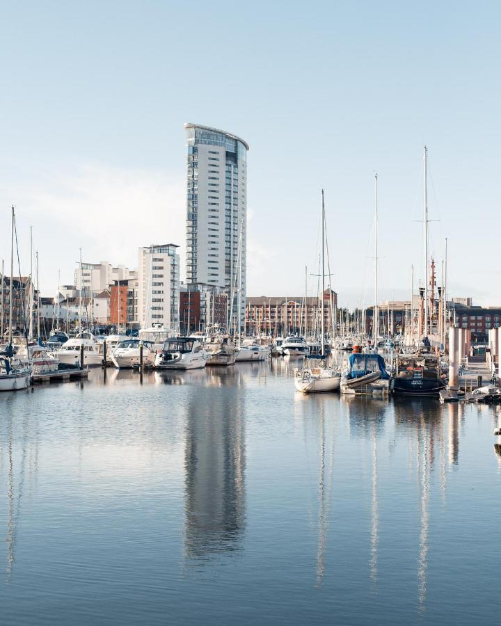 Apartamento Beach On The Doorstep Meridian Tower Marina Swansea Exterior foto