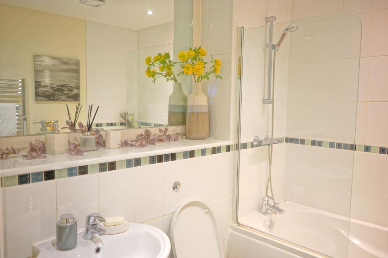 Apartamento Beach On The Doorstep Meridian Tower Marina Swansea Exterior foto